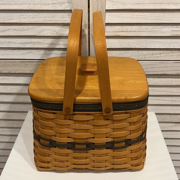 Longaberger Collectors Club Harbor Basket with protector 1998 - Picture 3 of 12